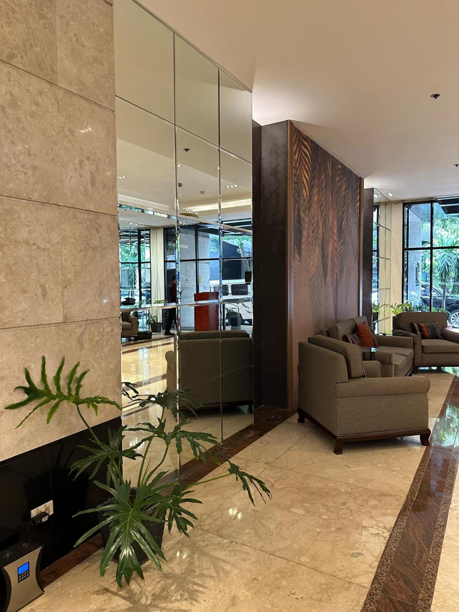 One Bedroom With Balcony By Christine Suites Ph In Greenbelt Radisson Макати Экстерьер фото