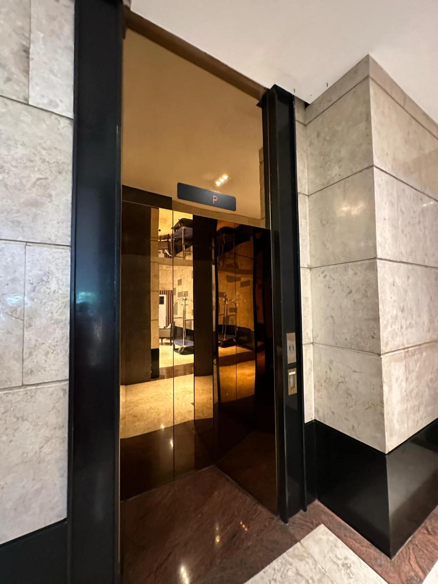 One Bedroom With Balcony By Christine Suites Ph In Greenbelt Radisson Макати Экстерьер фото