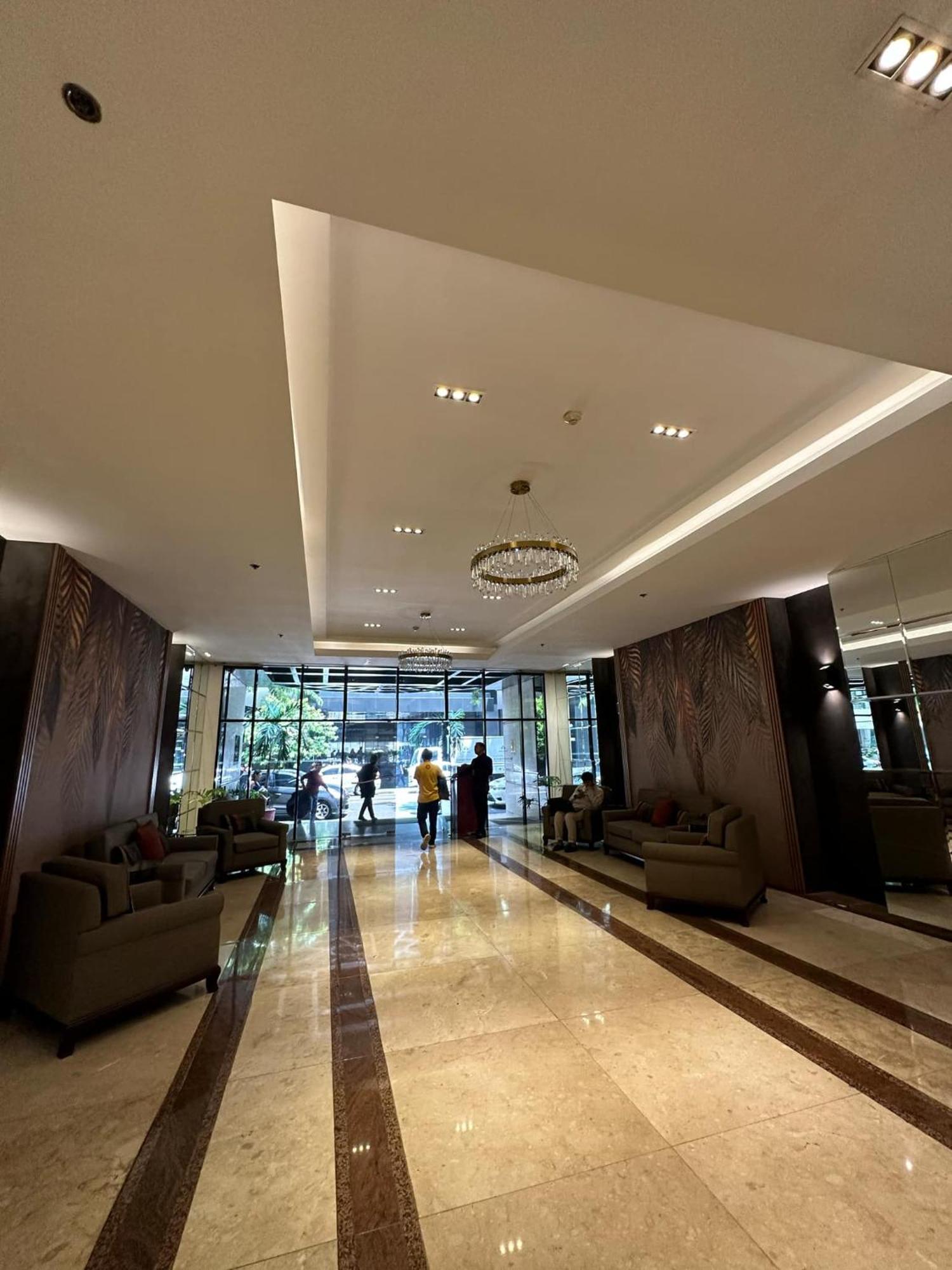 One Bedroom With Balcony By Christine Suites Ph In Greenbelt Radisson Макати Экстерьер фото