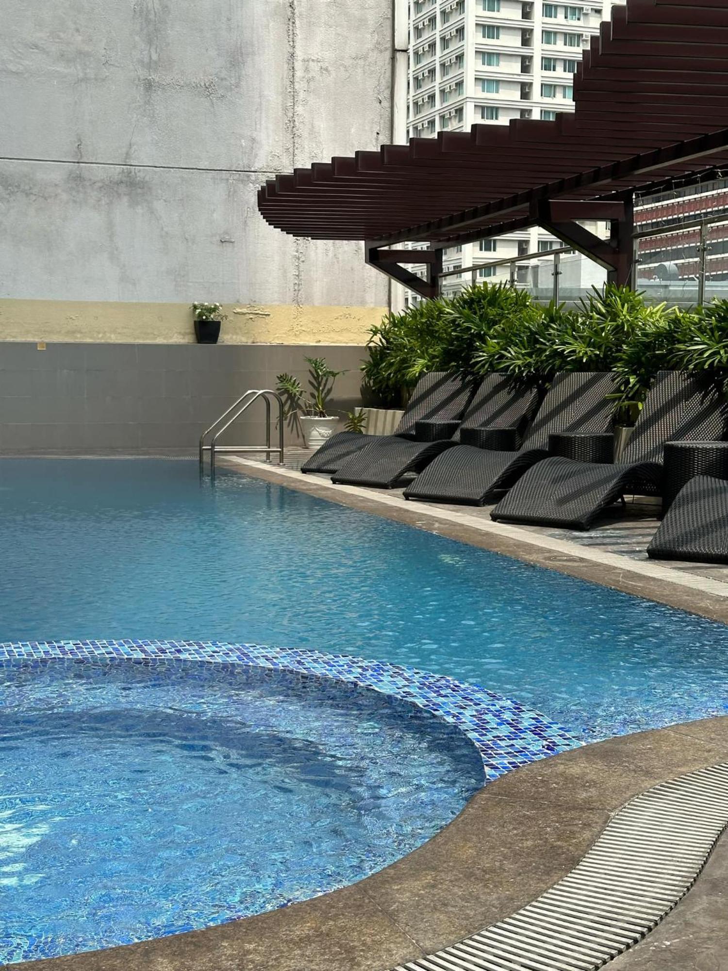 One Bedroom With Balcony By Christine Suites Ph In Greenbelt Radisson Макати Экстерьер фото