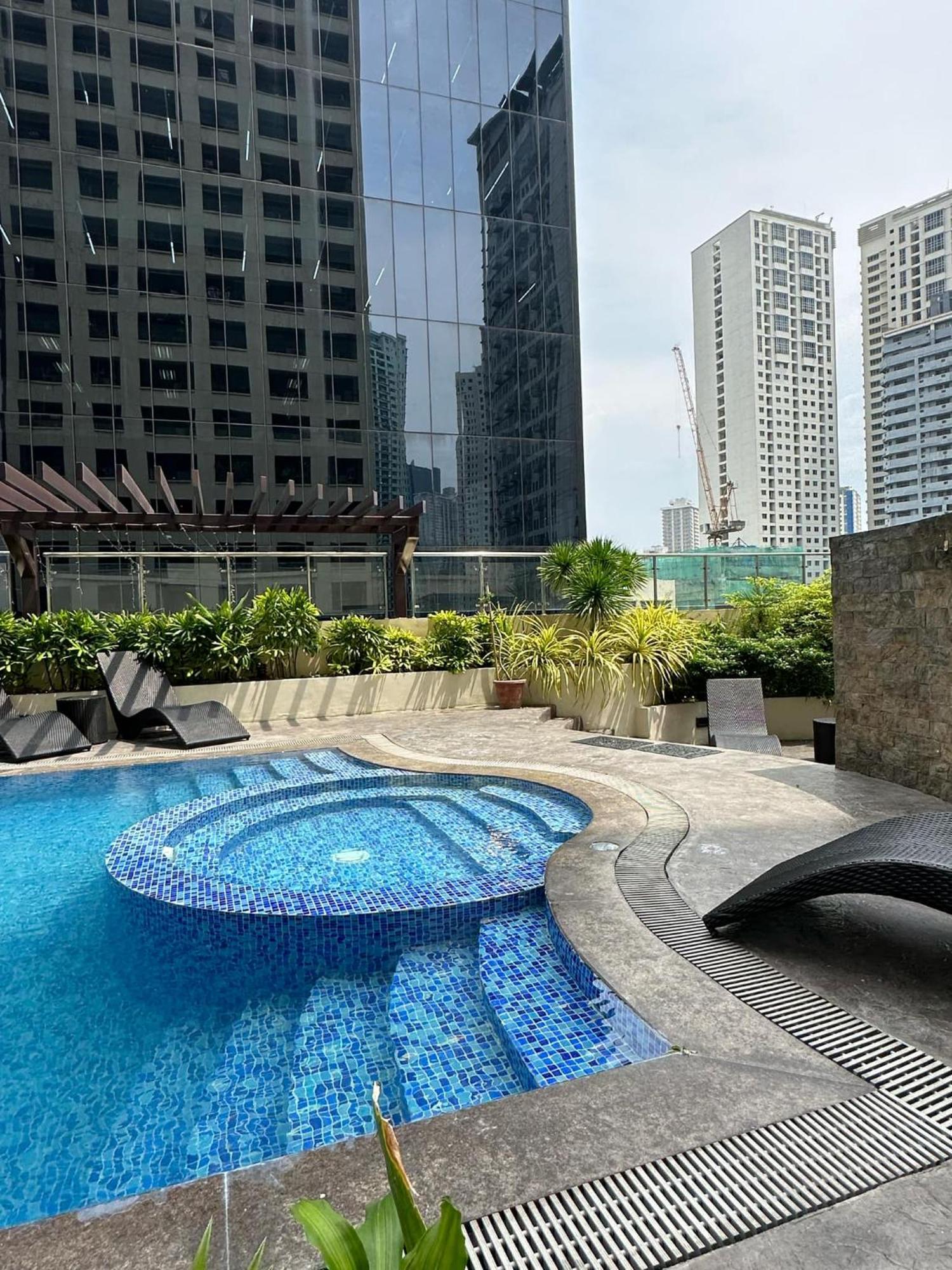 One Bedroom With Balcony By Christine Suites Ph In Greenbelt Radisson Макати Экстерьер фото