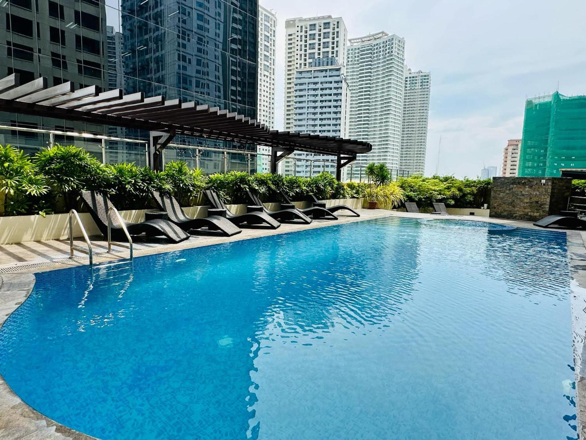 One Bedroom With Balcony By Christine Suites Ph In Greenbelt Radisson Макати Экстерьер фото