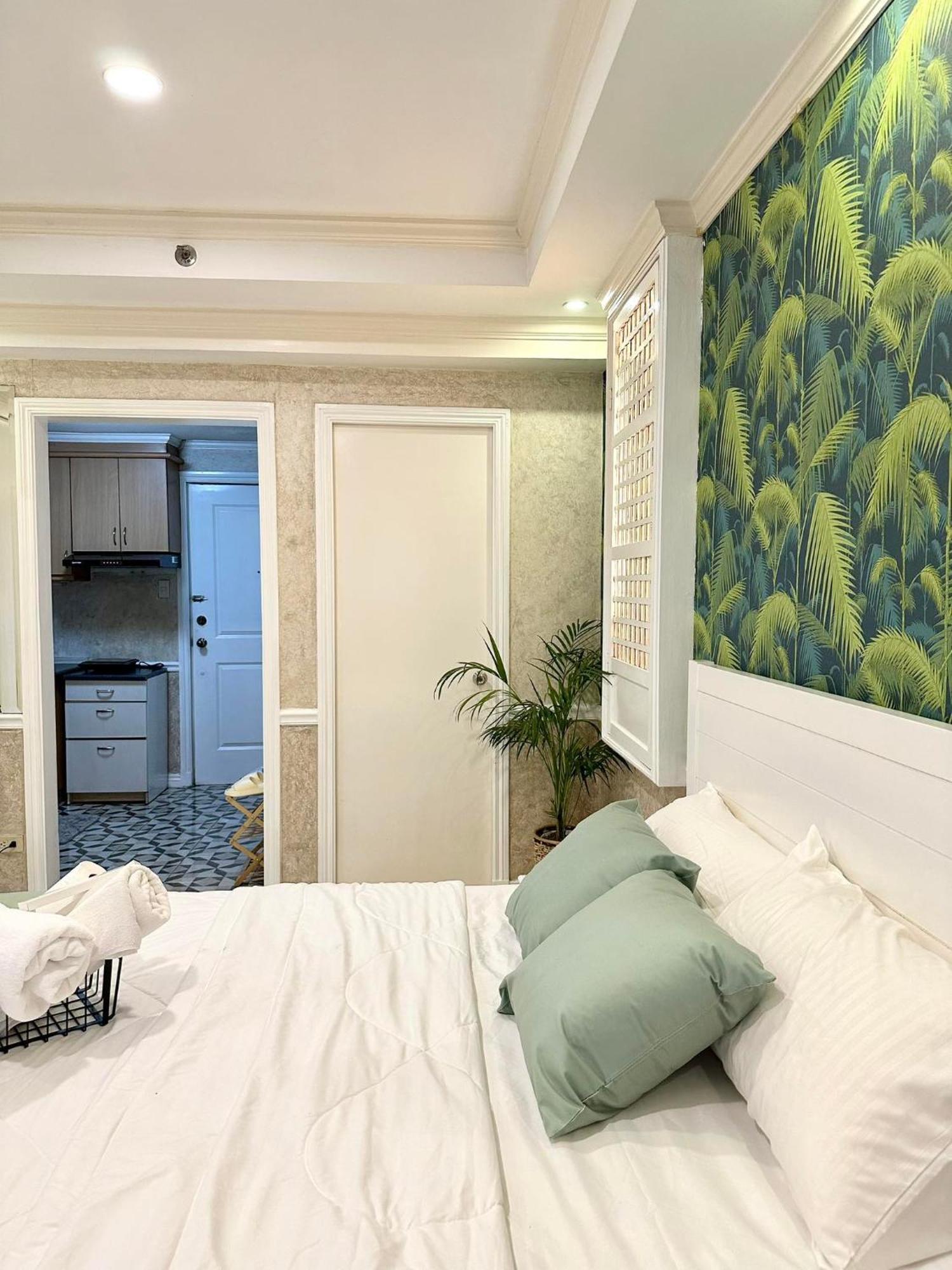 One Bedroom With Balcony By Christine Suites Ph In Greenbelt Radisson Макати Экстерьер фото