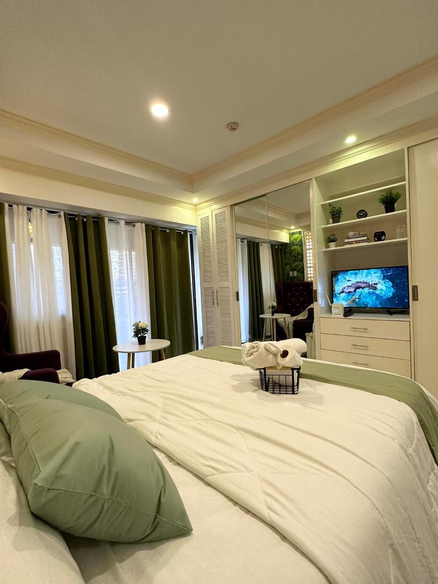 One Bedroom With Balcony By Christine Suites Ph In Greenbelt Radisson Макати Экстерьер фото