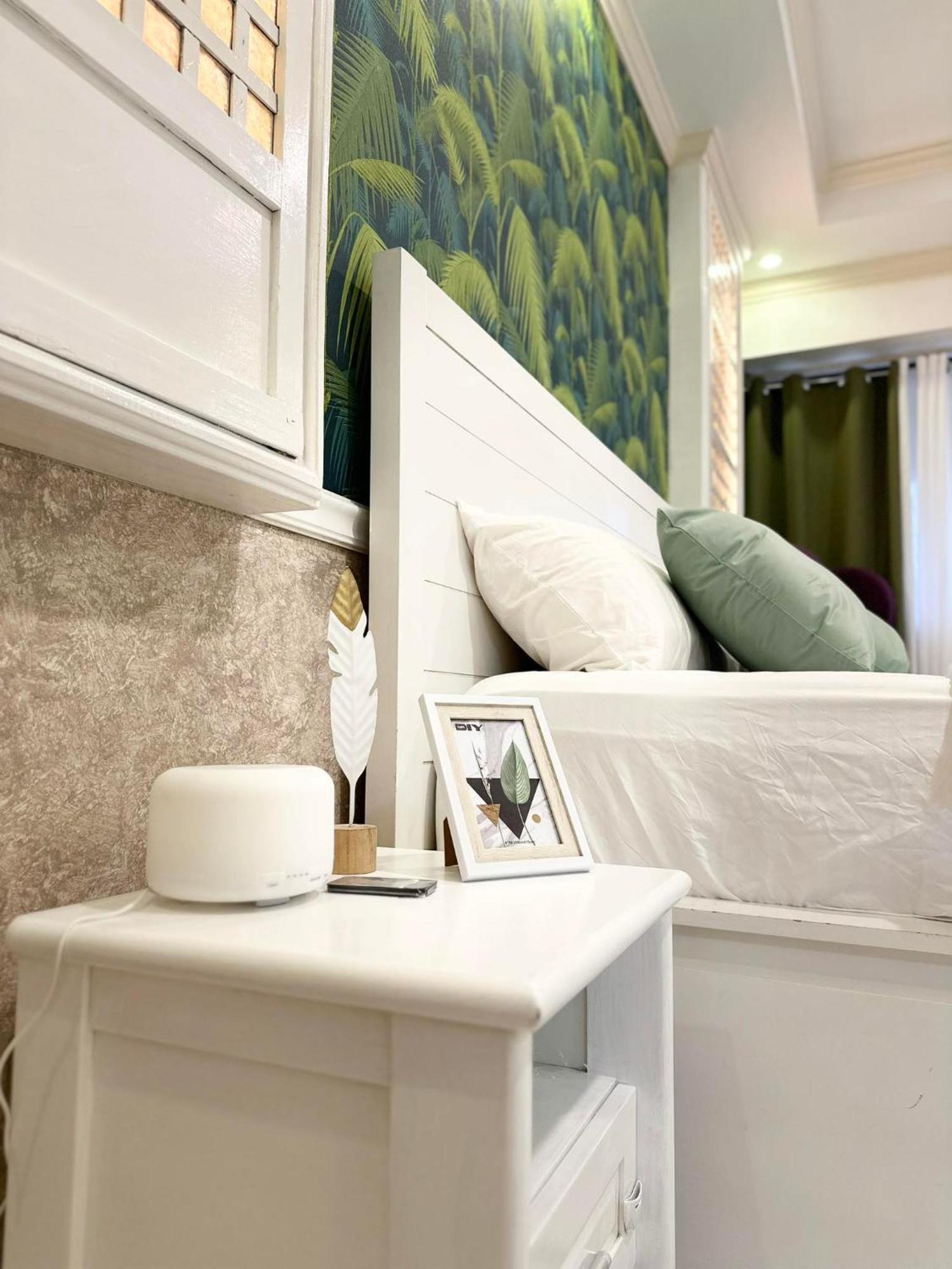 One Bedroom With Balcony By Christine Suites Ph In Greenbelt Radisson Макати Экстерьер фото