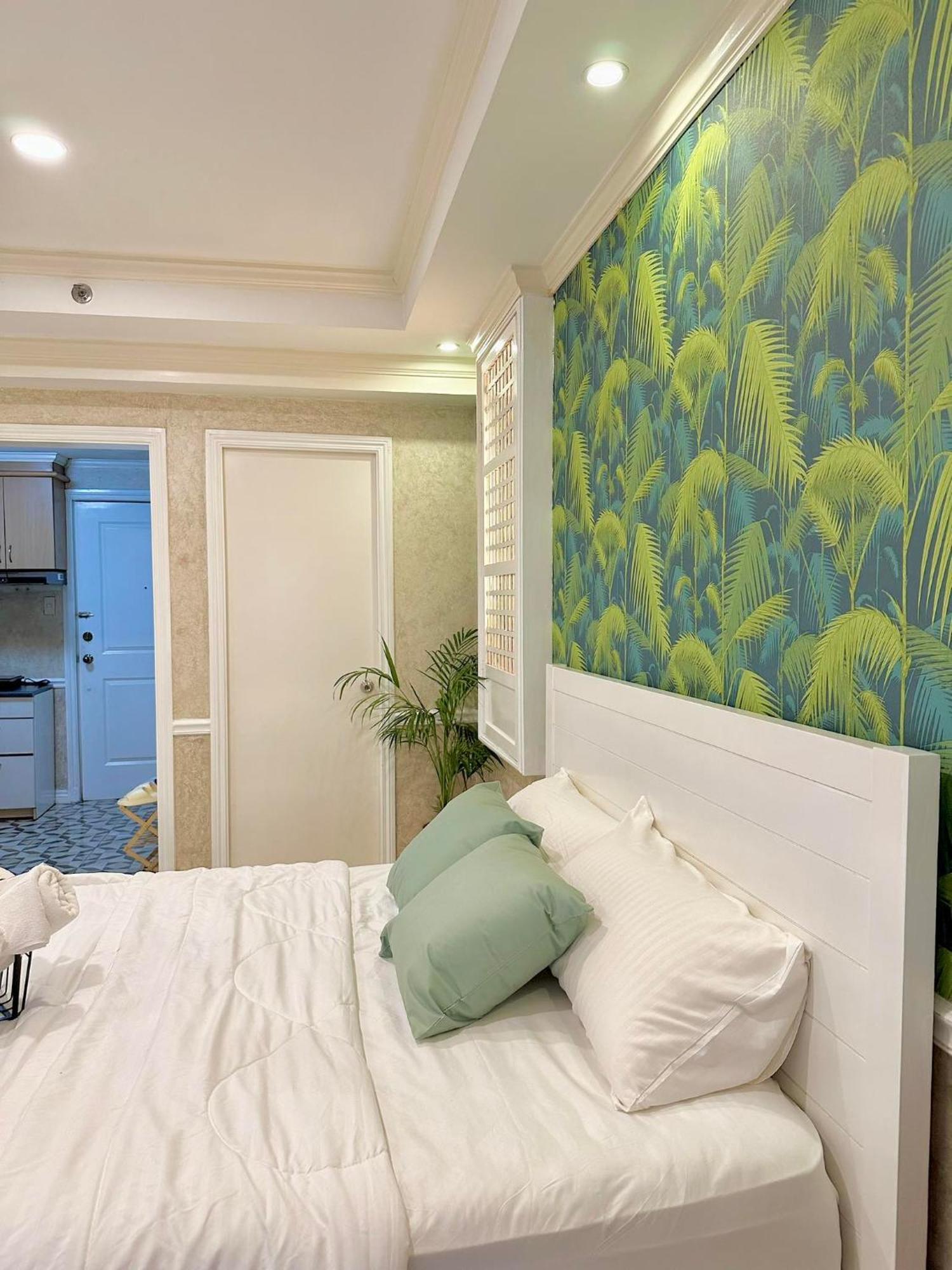 One Bedroom With Balcony By Christine Suites Ph In Greenbelt Radisson Макати Экстерьер фото
