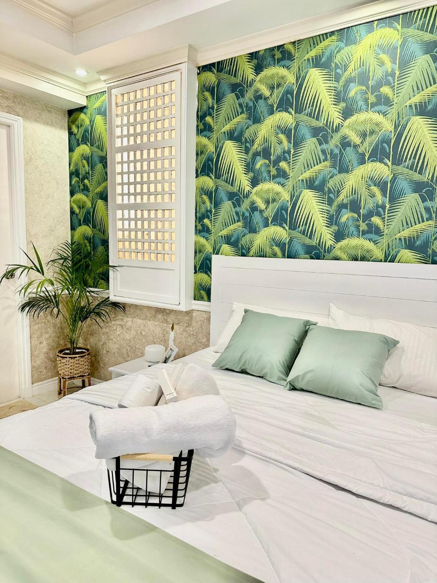 One Bedroom With Balcony By Christine Suites Ph In Greenbelt Radisson Макати Экстерьер фото