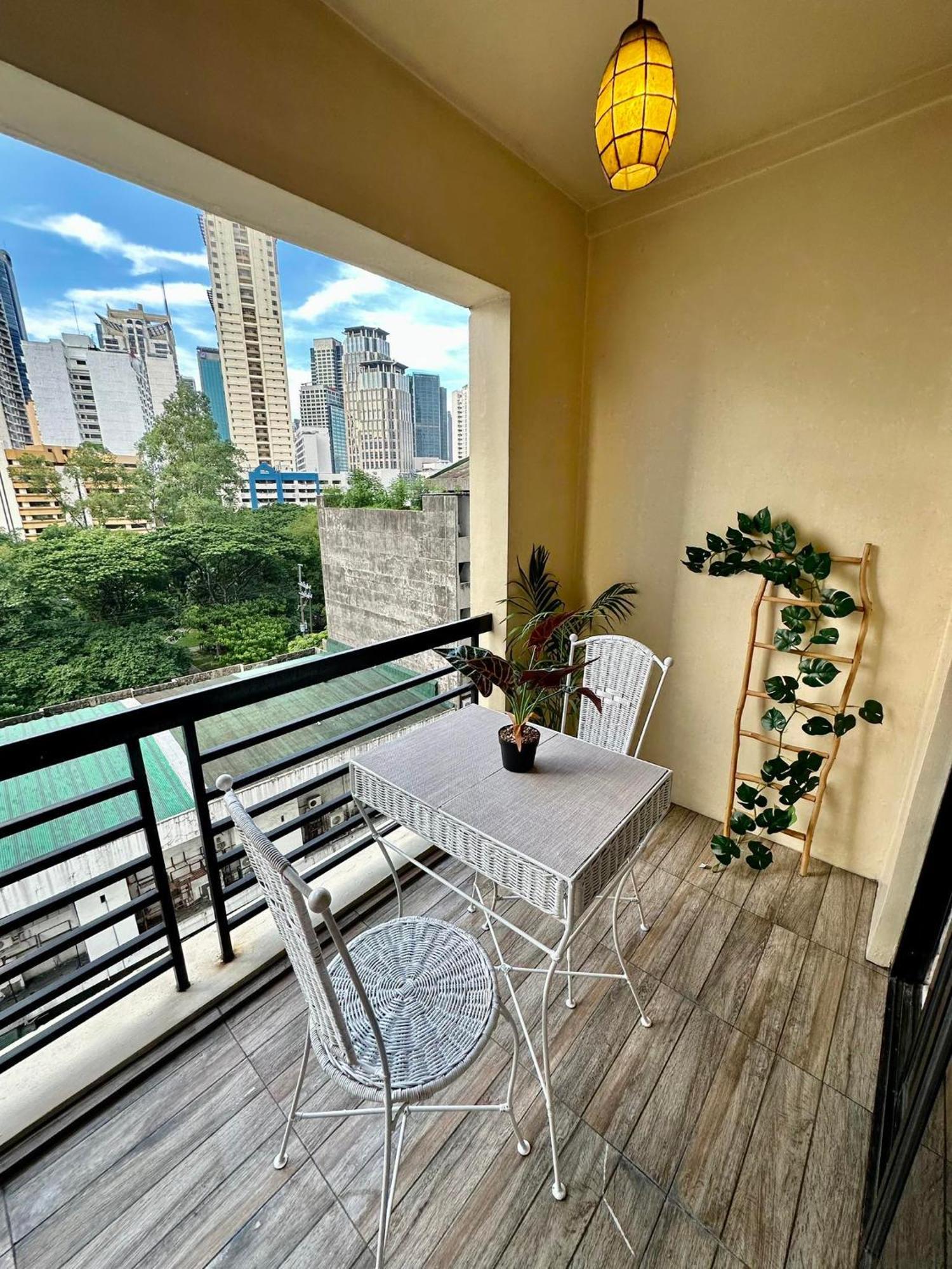 One Bedroom With Balcony By Christine Suites Ph In Greenbelt Radisson Макати Экстерьер фото