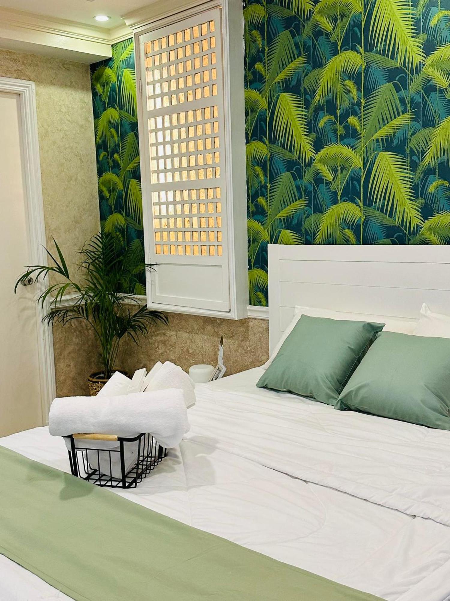 One Bedroom With Balcony By Christine Suites Ph In Greenbelt Radisson Макати Экстерьер фото