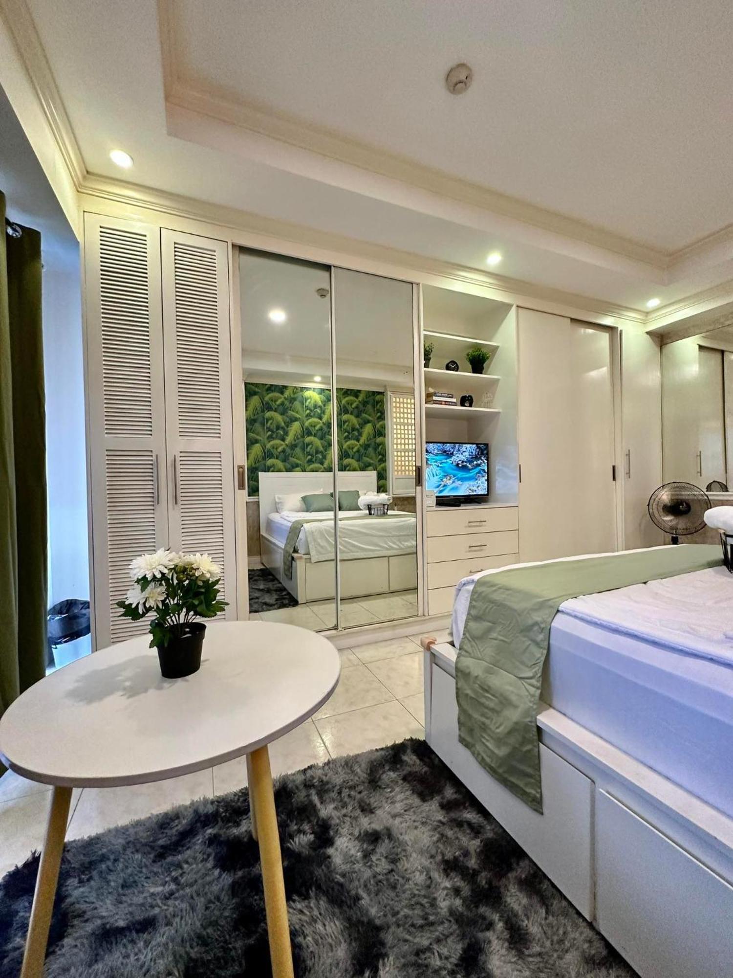 One Bedroom With Balcony By Christine Suites Ph In Greenbelt Radisson Макати Экстерьер фото