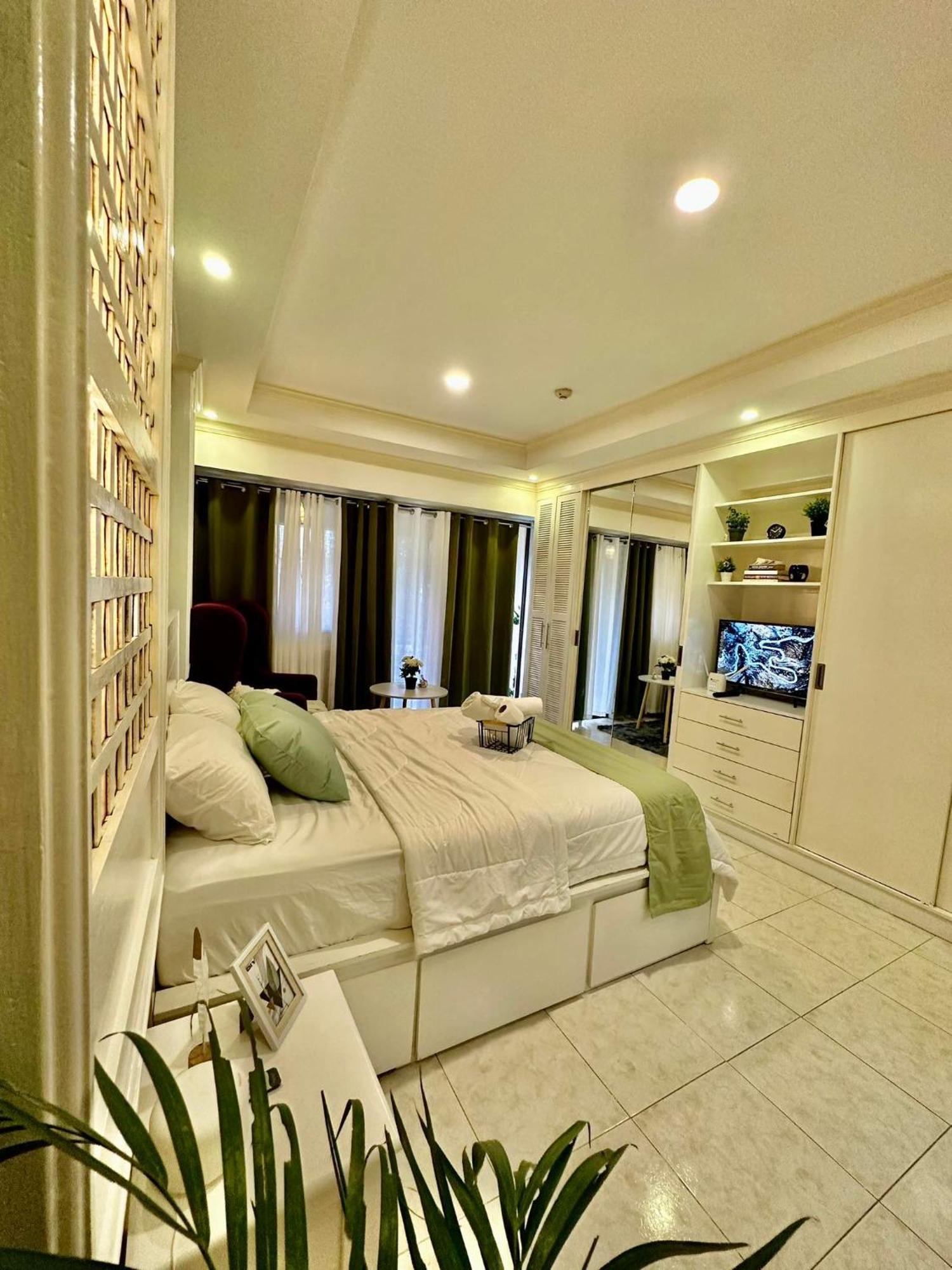 One Bedroom With Balcony By Christine Suites Ph In Greenbelt Radisson Макати Экстерьер фото