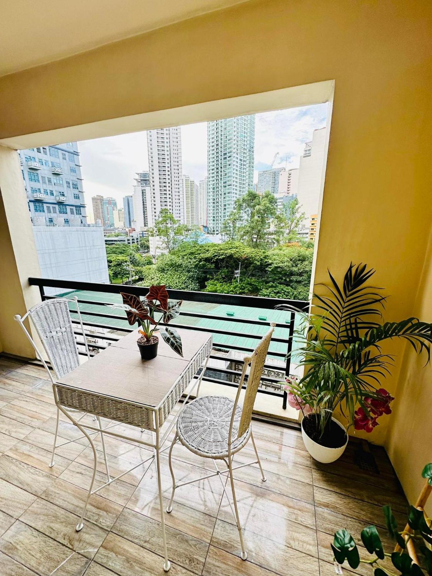 One Bedroom With Balcony By Christine Suites Ph In Greenbelt Radisson Макати Экстерьер фото