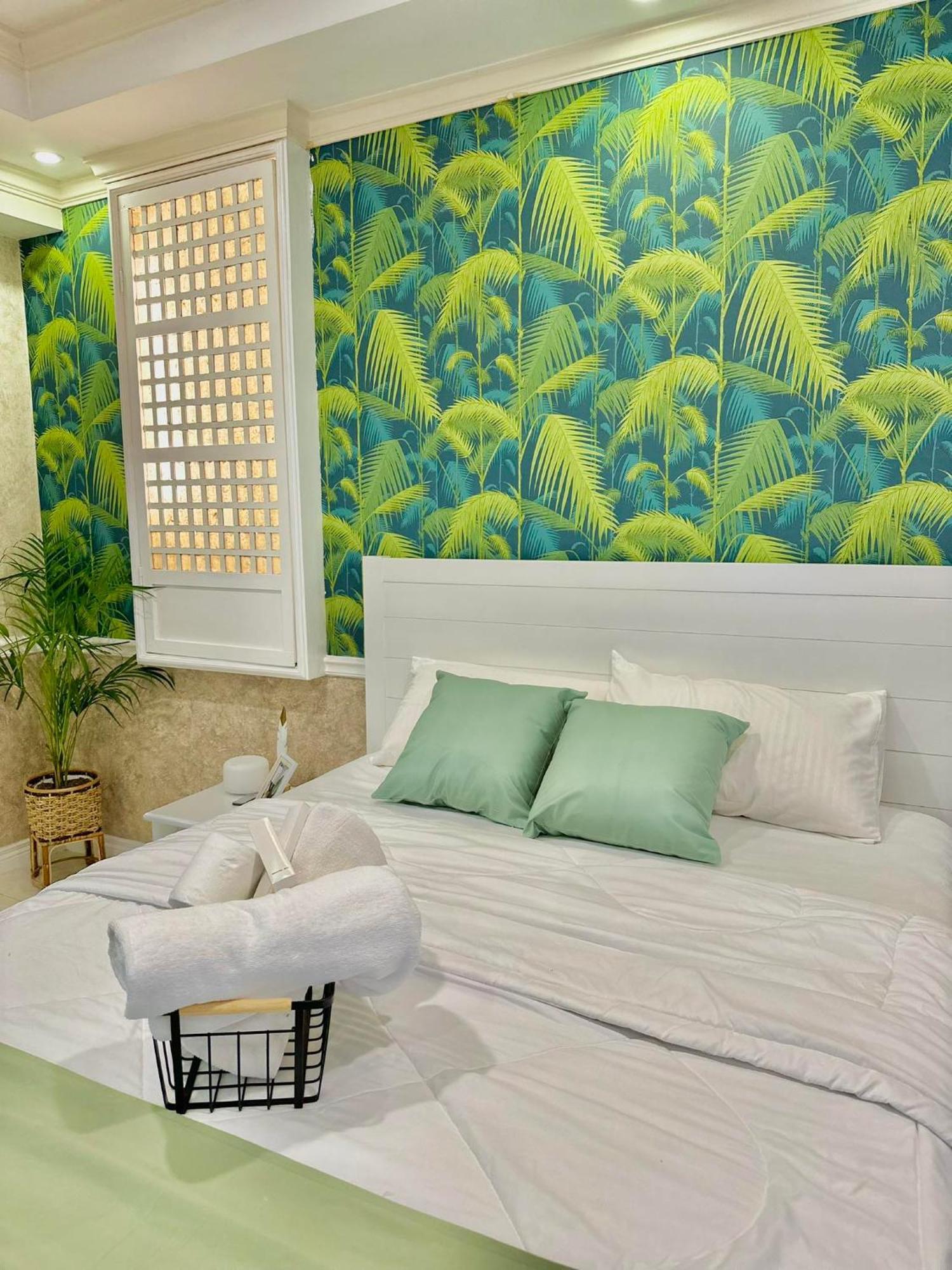 One Bedroom With Balcony By Christine Suites Ph In Greenbelt Radisson Макати Экстерьер фото