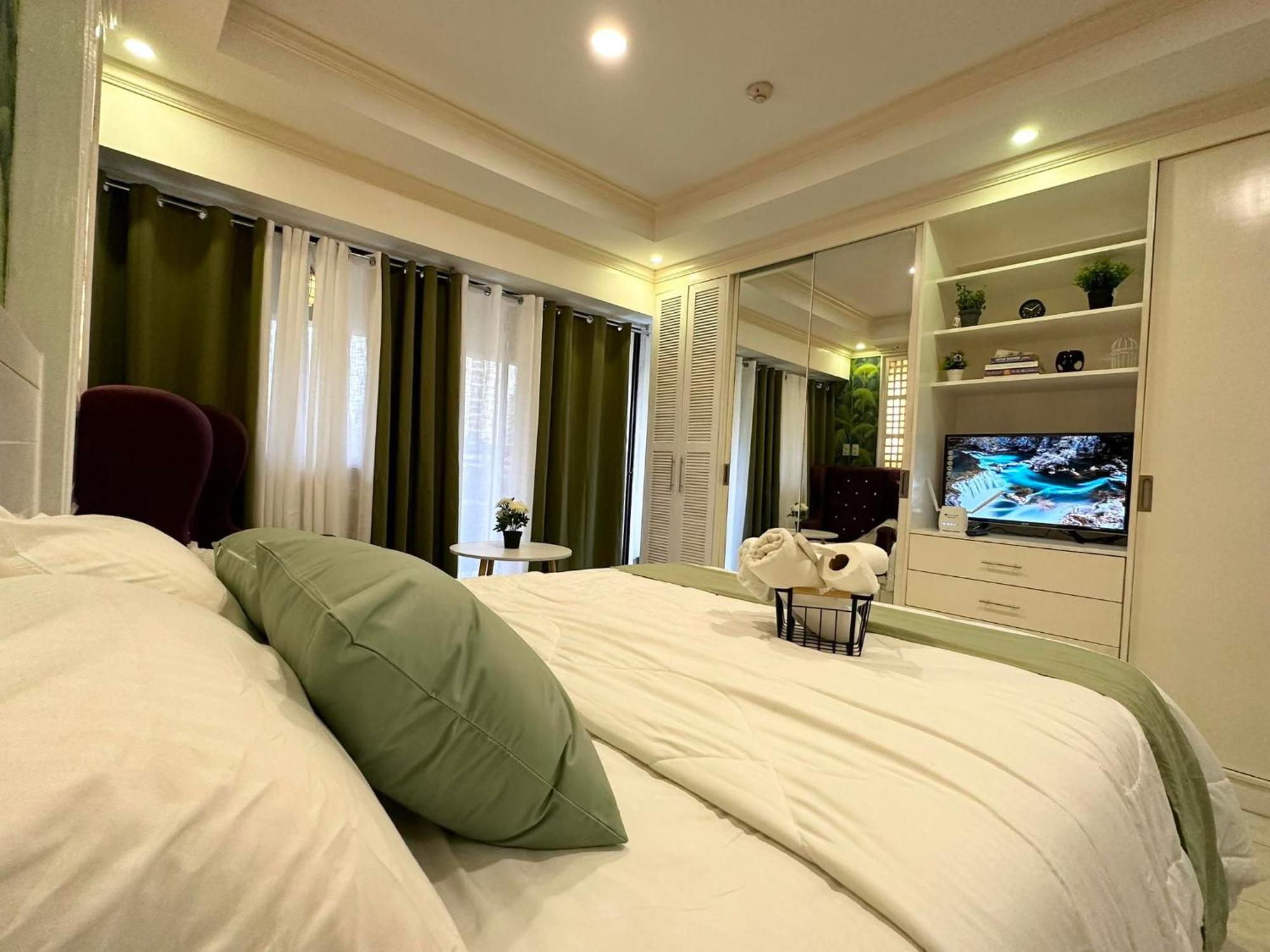 One Bedroom With Balcony By Christine Suites Ph In Greenbelt Radisson Макати Экстерьер фото