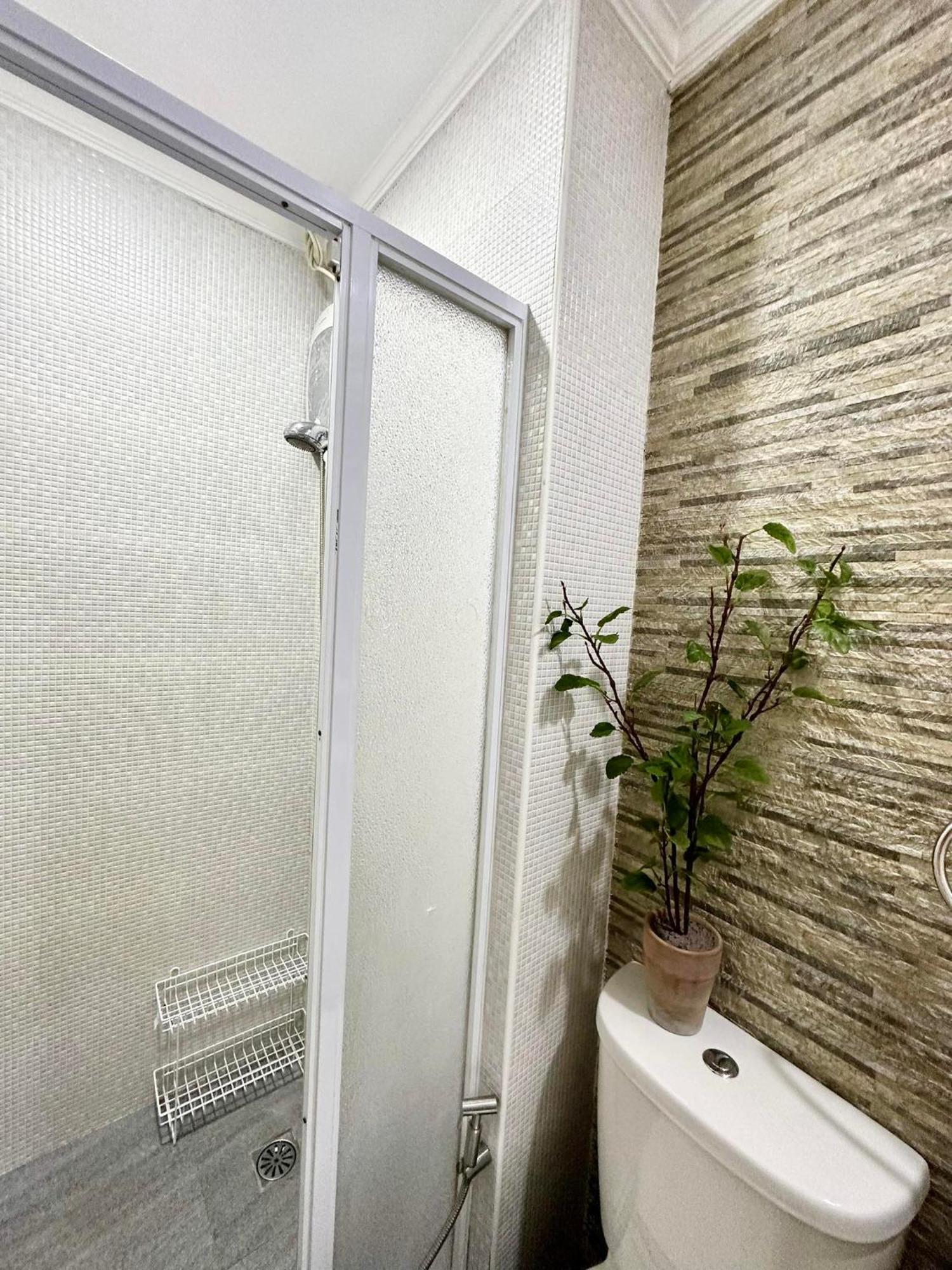 One Bedroom With Balcony By Christine Suites Ph In Greenbelt Radisson Макати Экстерьер фото