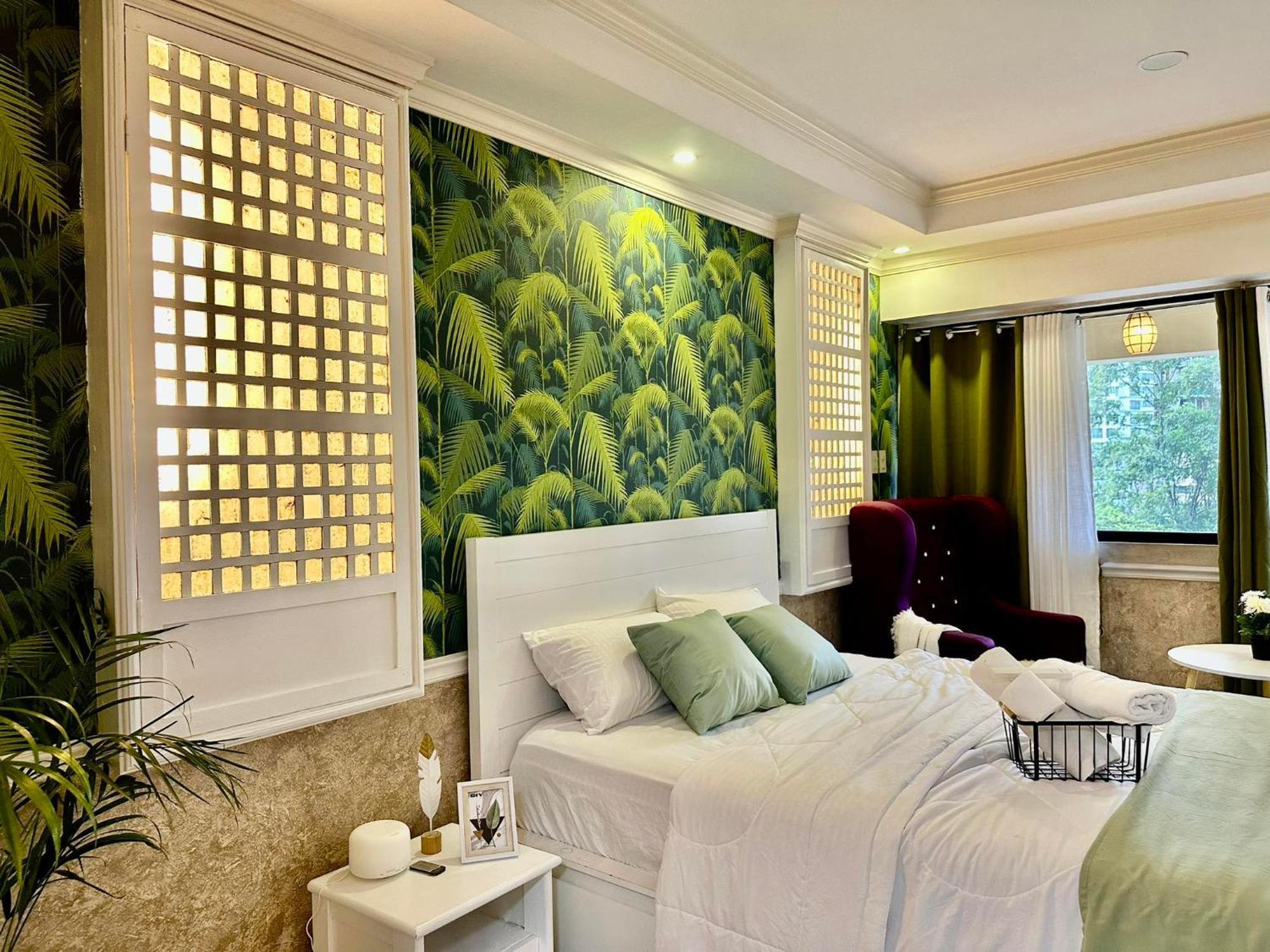 One Bedroom With Balcony By Christine Suites Ph In Greenbelt Radisson Макати Экстерьер фото