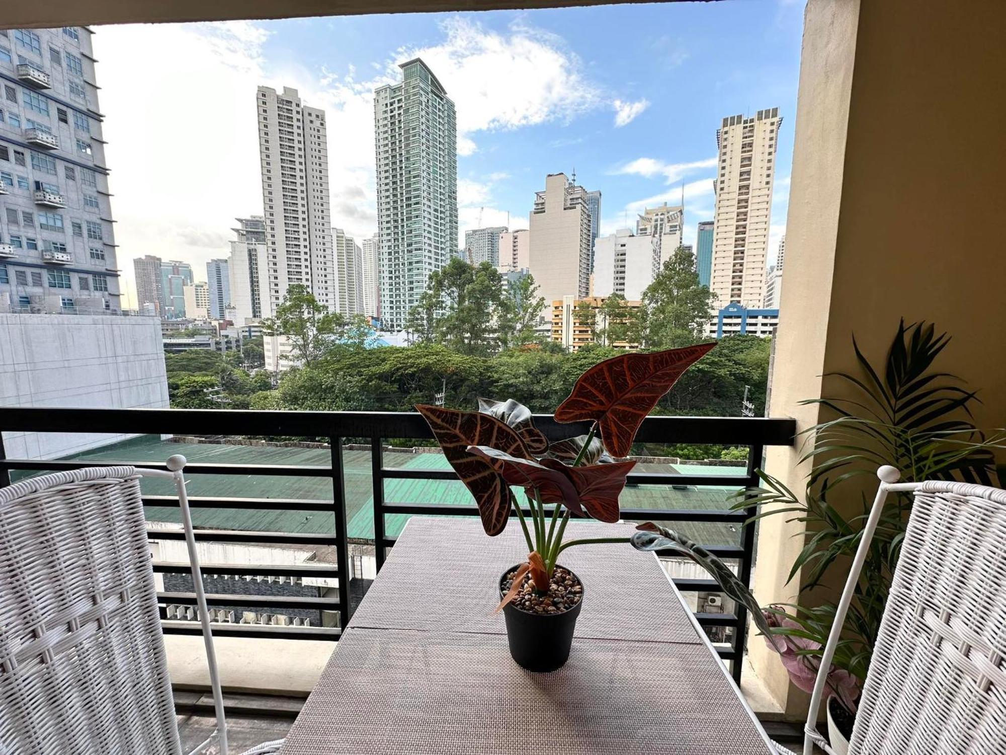 One Bedroom With Balcony By Christine Suites Ph In Greenbelt Radisson Макати Экстерьер фото