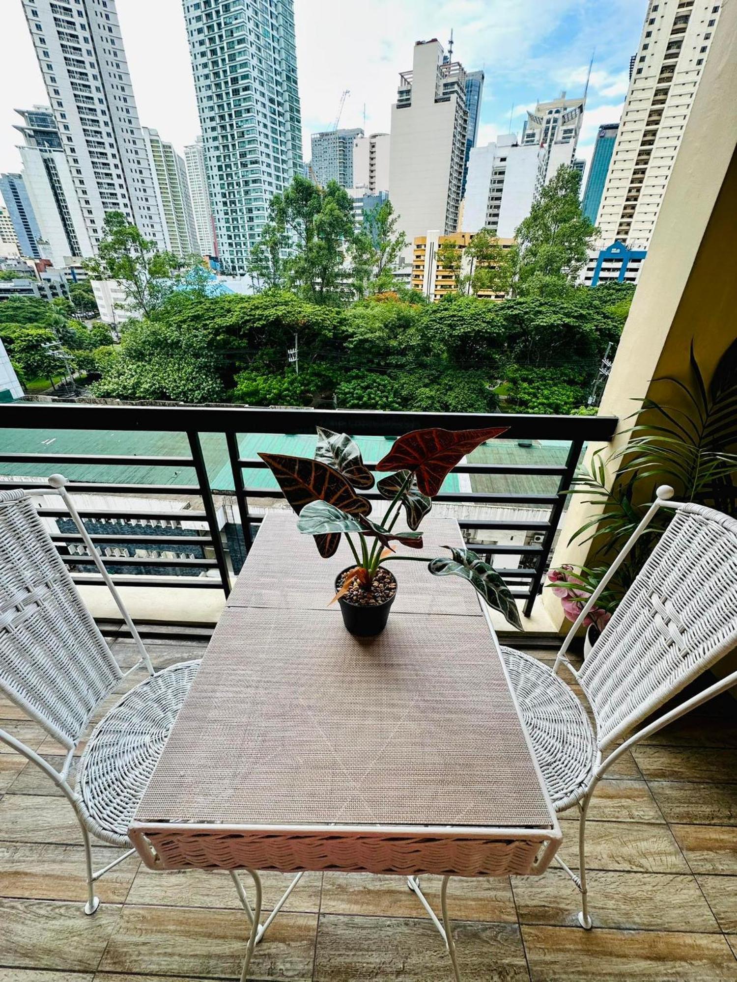 One Bedroom With Balcony By Christine Suites Ph In Greenbelt Radisson Макати Экстерьер фото