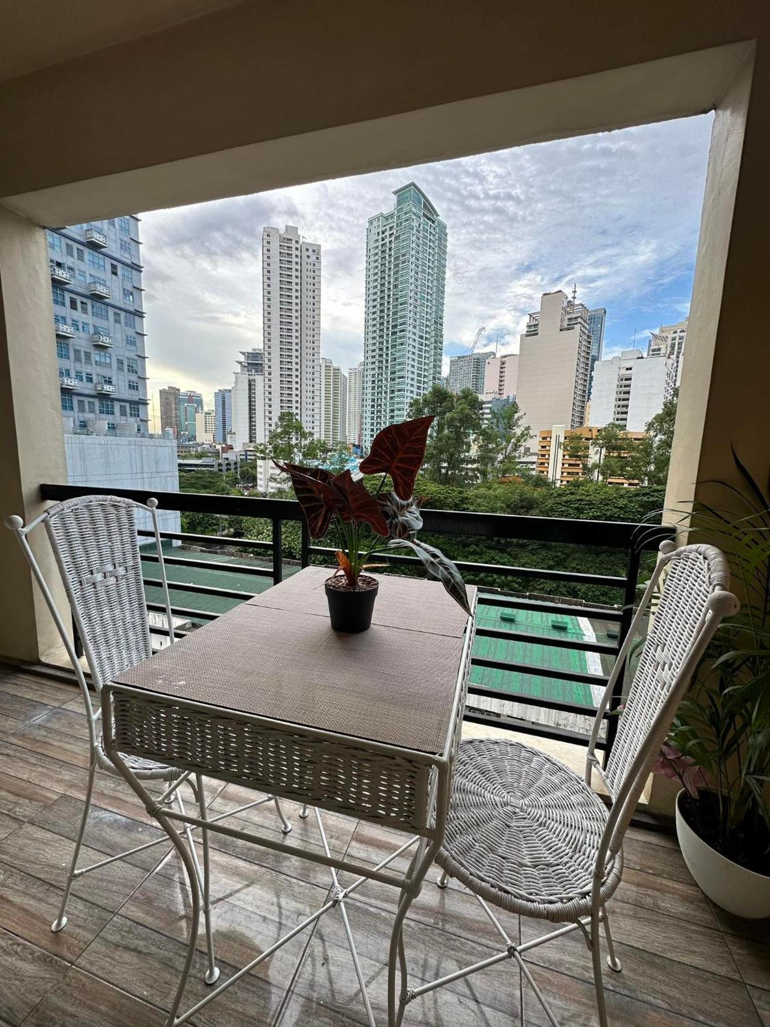 One Bedroom With Balcony By Christine Suites Ph In Greenbelt Radisson Макати Экстерьер фото