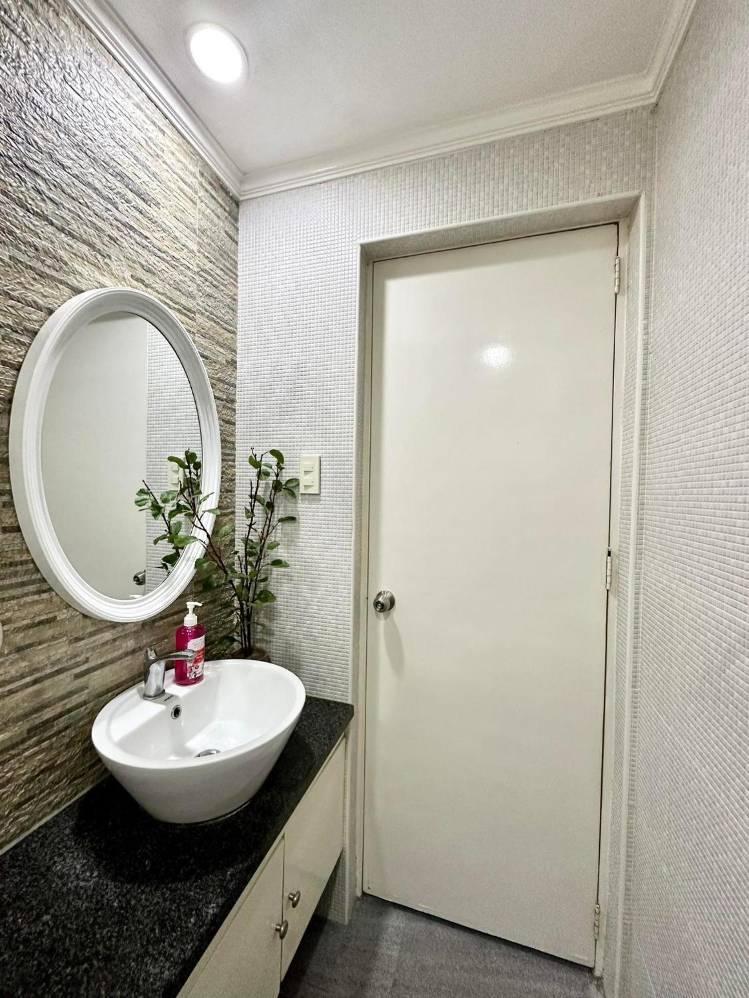 One Bedroom With Balcony By Christine Suites Ph In Greenbelt Radisson Макати Экстерьер фото