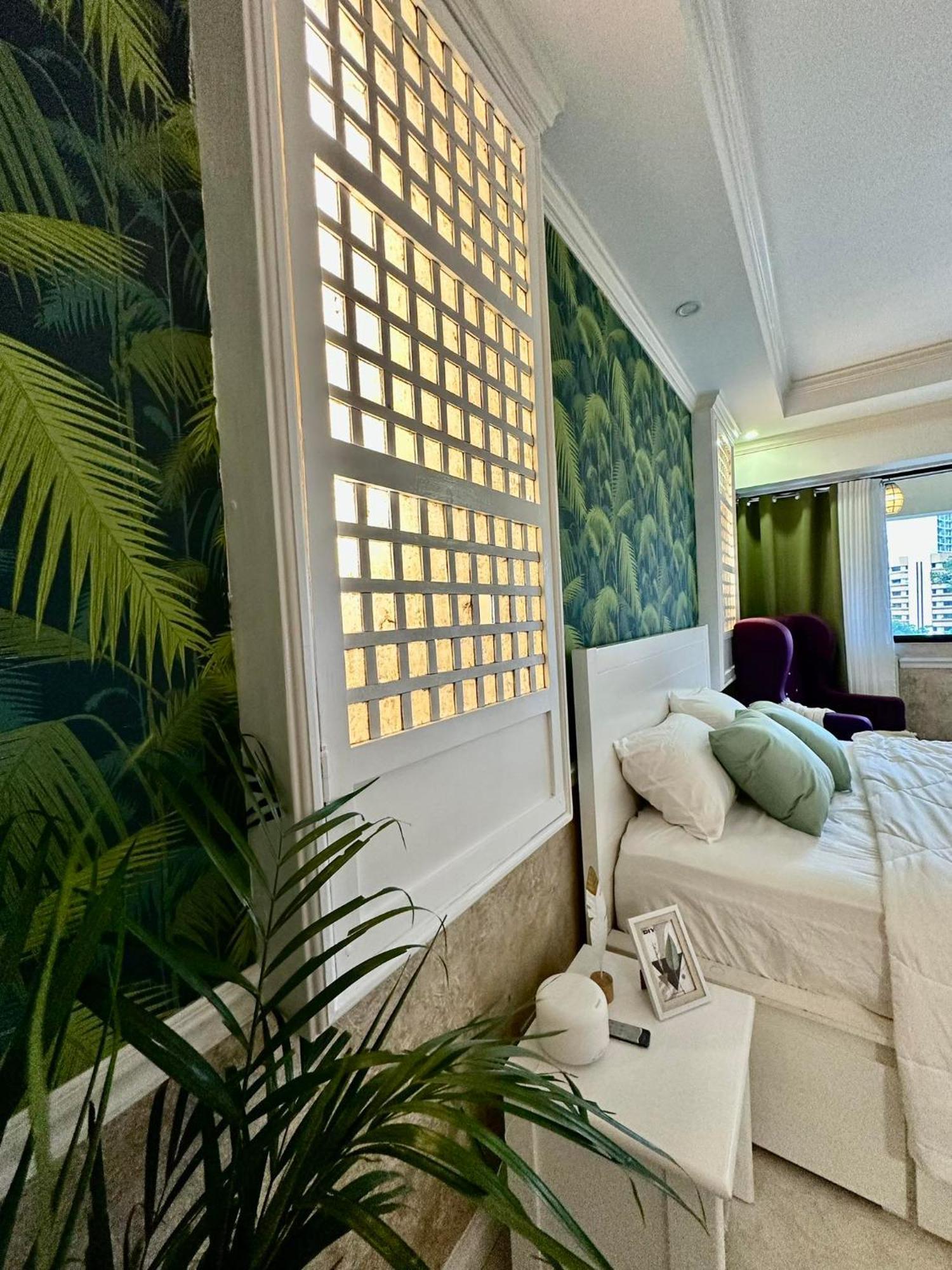 One Bedroom With Balcony By Christine Suites Ph In Greenbelt Radisson Макати Экстерьер фото